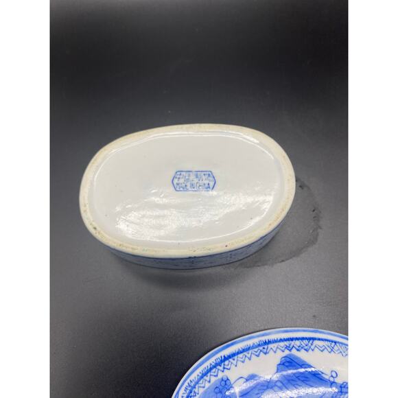 Vintage Oriental Porcelain Trinket Box in Oval shape White and Blue pattern. - Picture 6 of 9